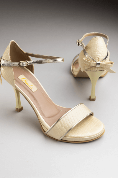Sandalia Símil Croco Manteca con Moño T/8F