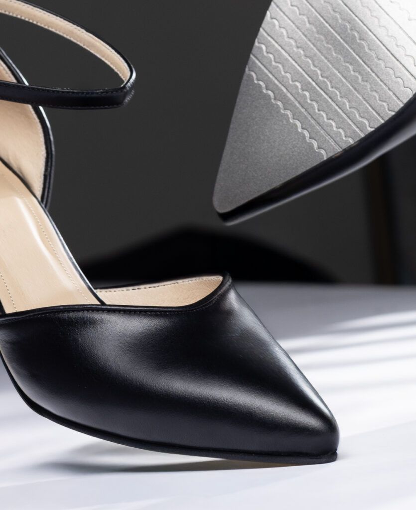stiletto-negro-liso-detalle-punta