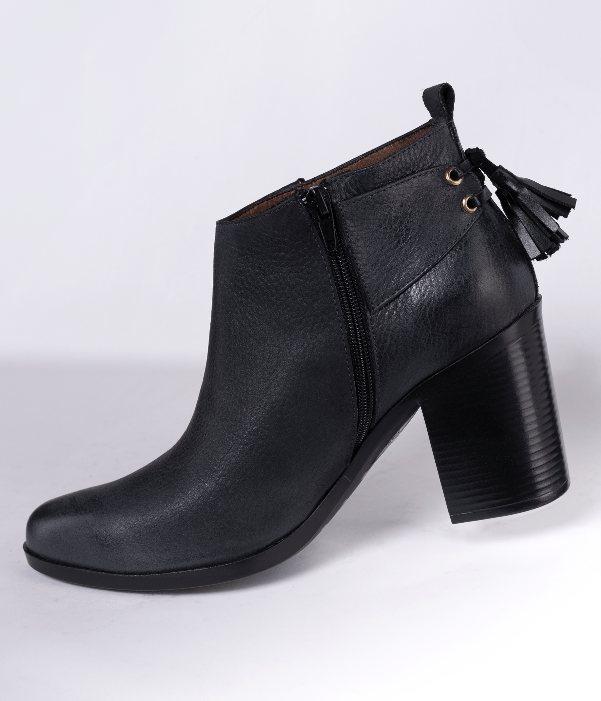 botitas-pompom-negro_0000_Relleno-generativo-38
