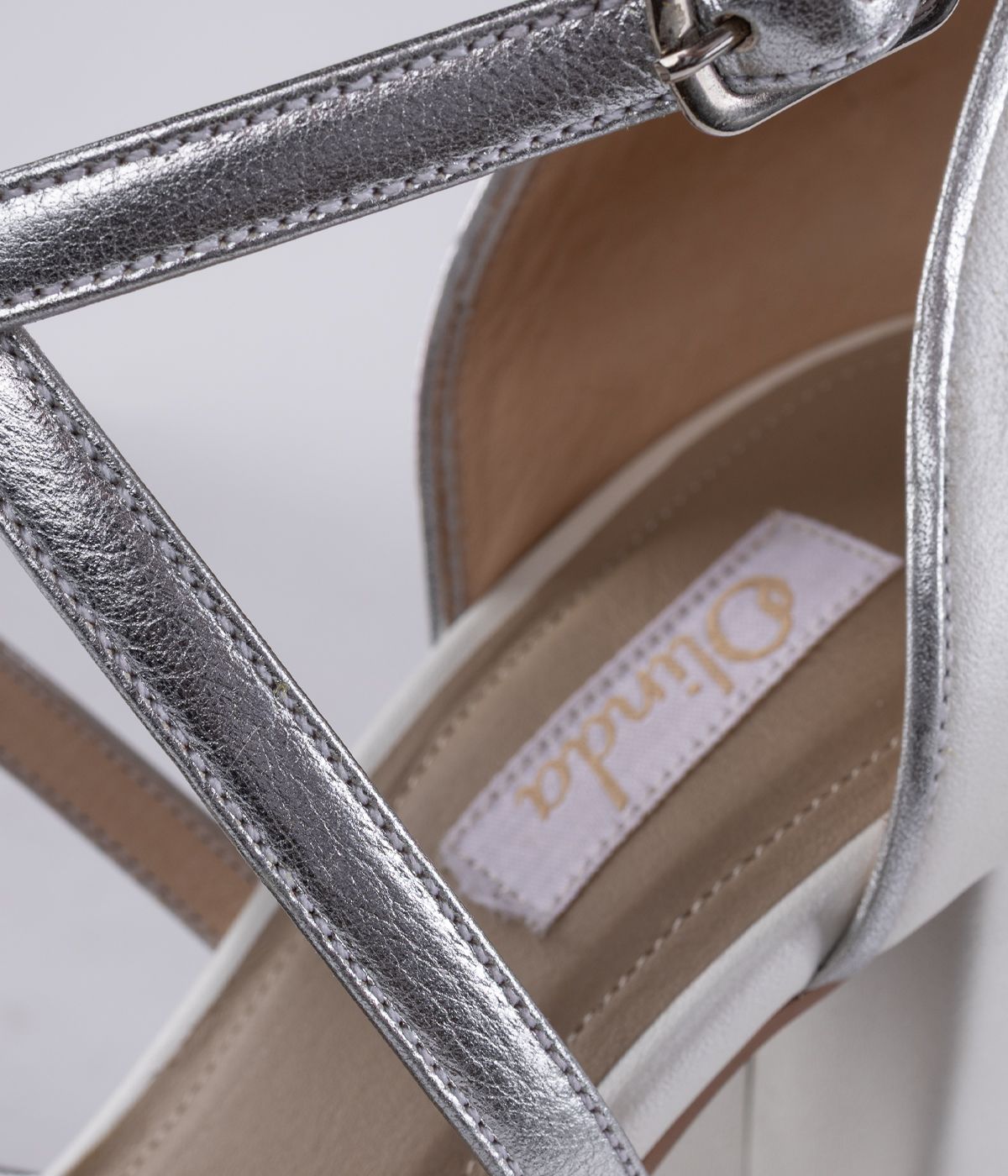 4104 Stiletto Cuero T_6 con tiras plateadas 498.000gs_0004_Relleno generativo