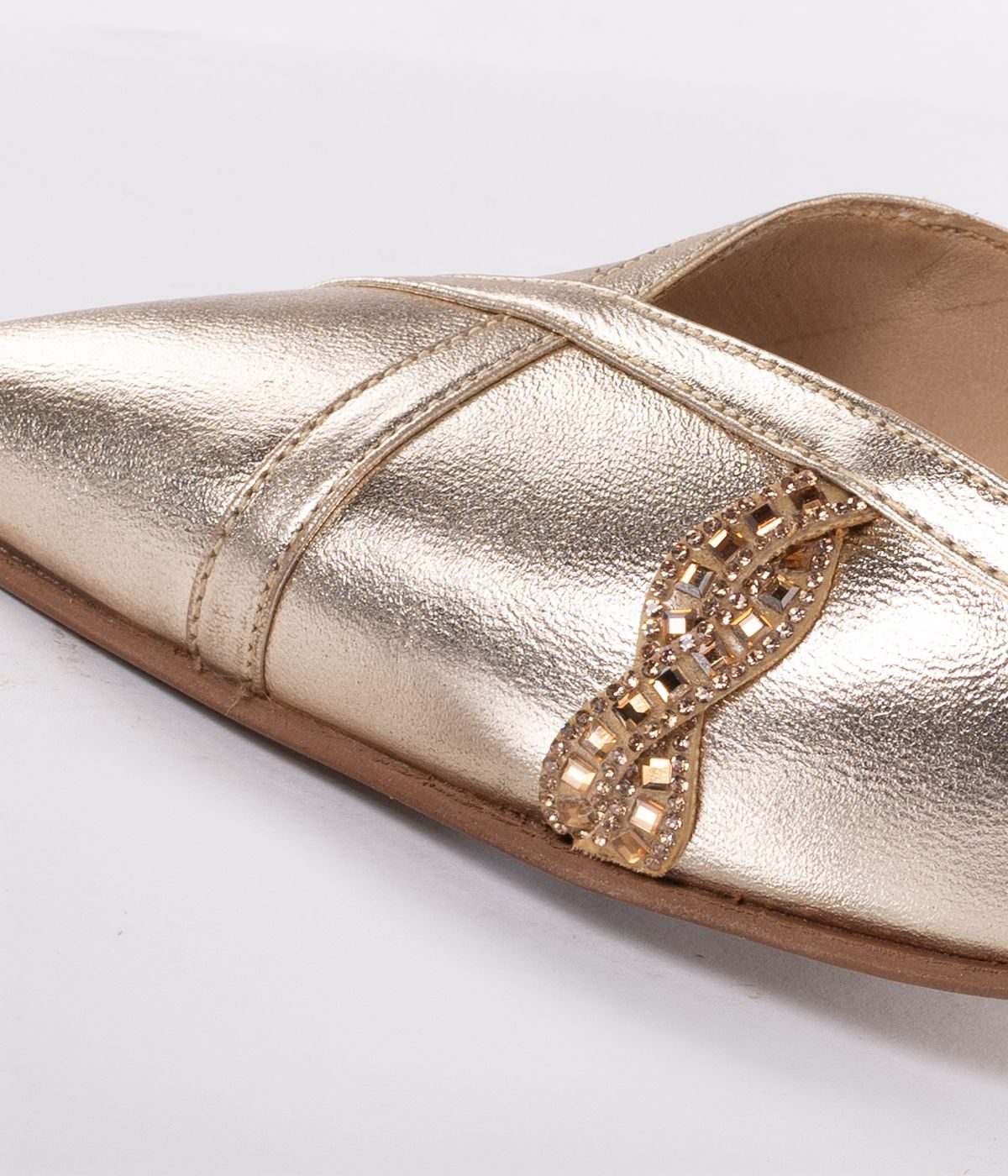 4203 stiletto cuero dorado de strass y cuero capellada talon cerrado taco 6 gerueso_0002s_0001_Relleno generativo 72