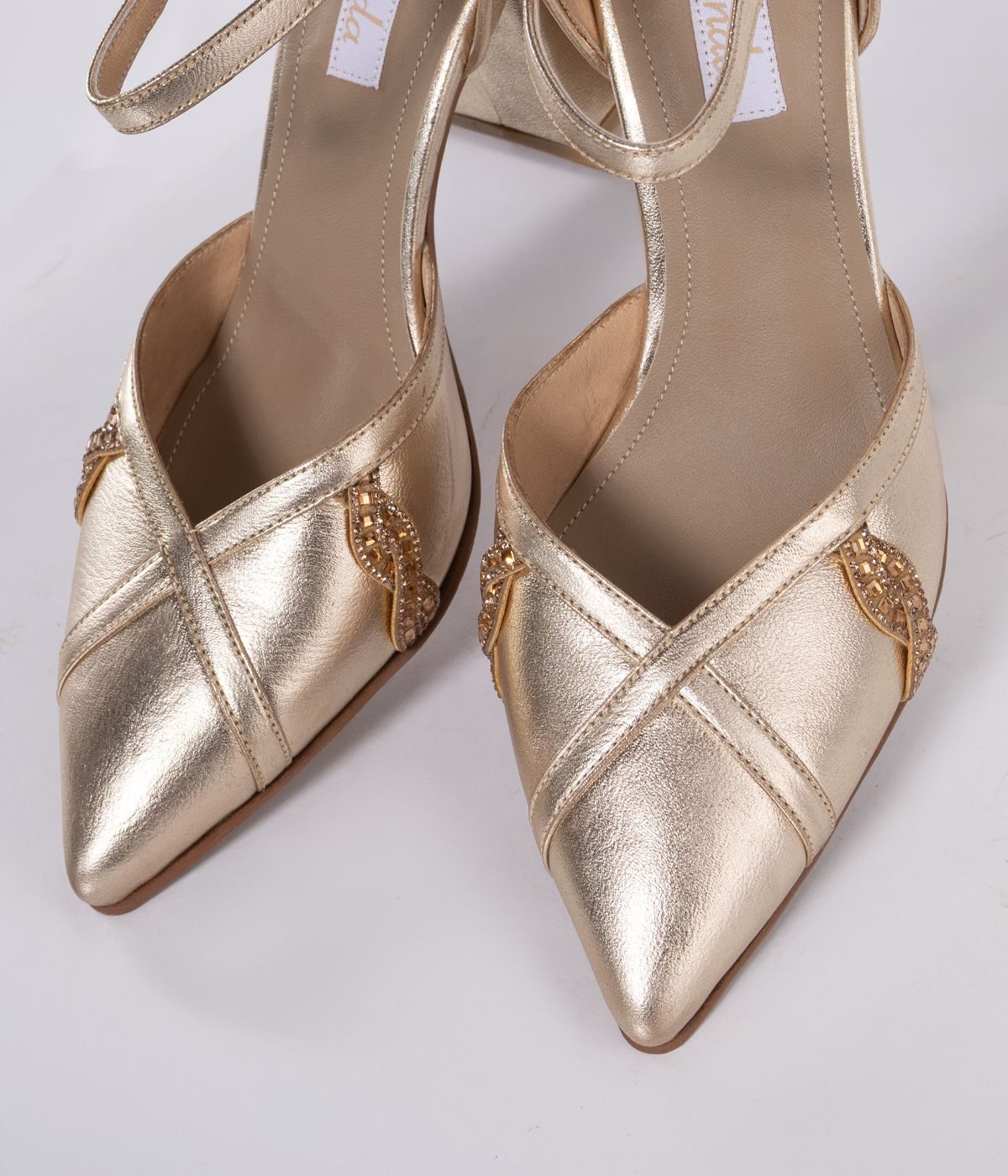 4203 stiletto cuero dorado de strass y cuero capellada talon cerrado taco 6 gerueso_0002s_0003_Capa 0