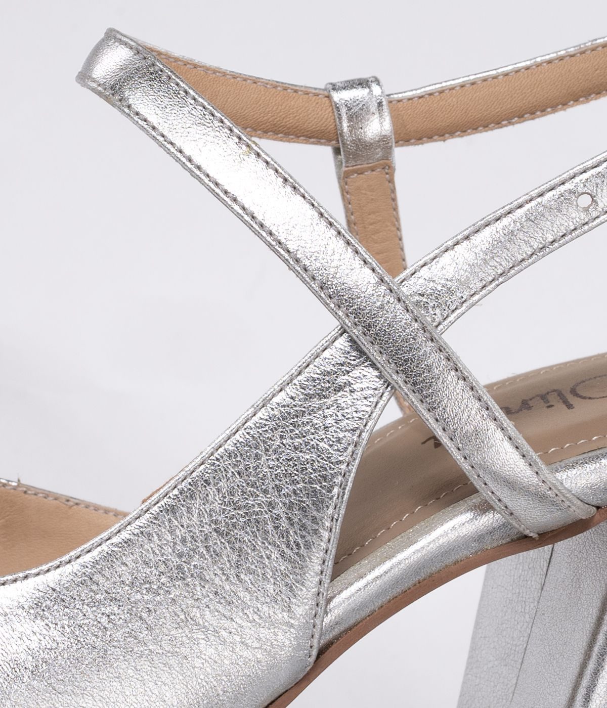 Chanel cuero plata con Strass en capellada taco 8 grueso 4072 Gs 498.000_0002_Relleno generativo 119 copia 3