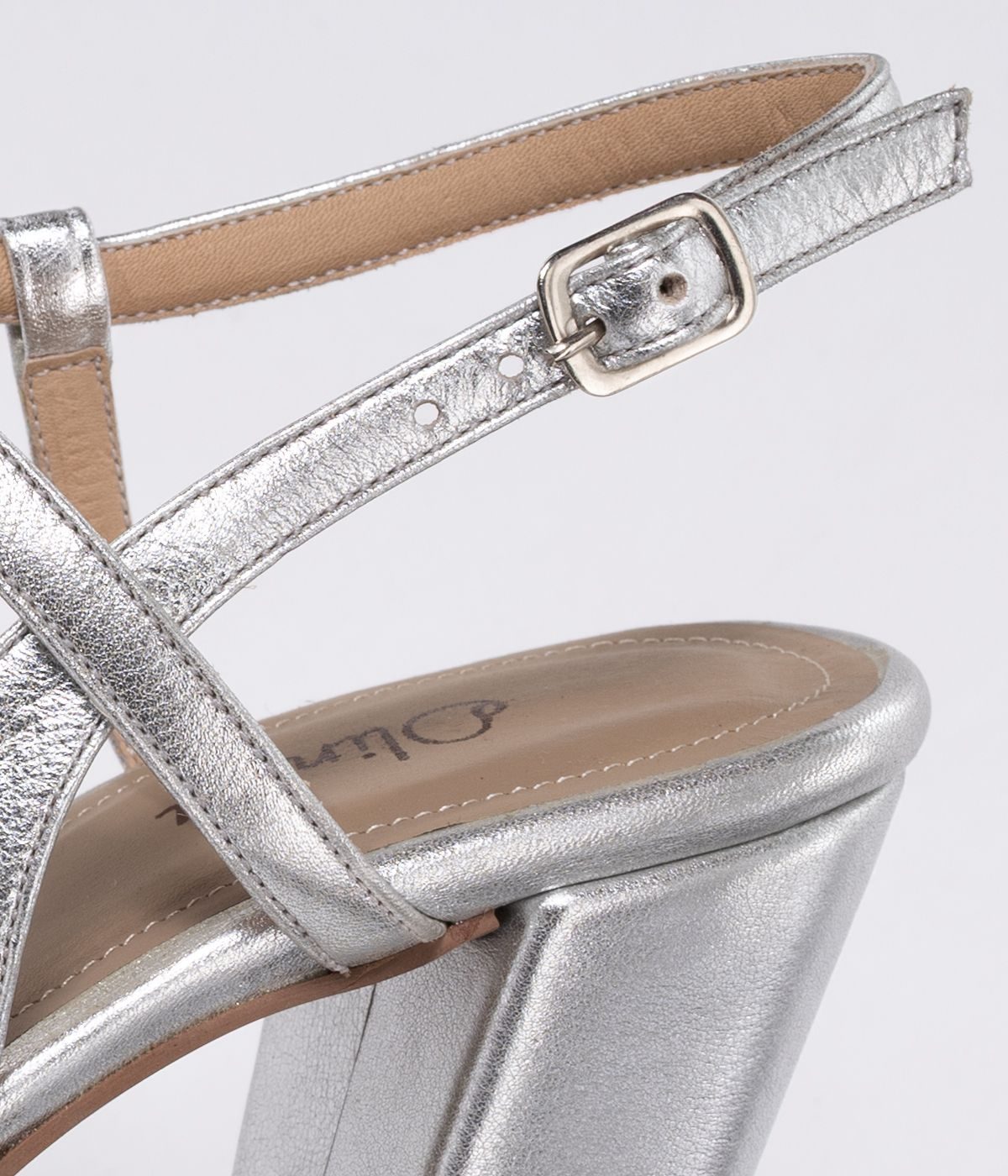 Chanel cuero plata con Strass en capellada taco 8 grueso 4072 Gs 498.000_0003_Relleno generativo 141