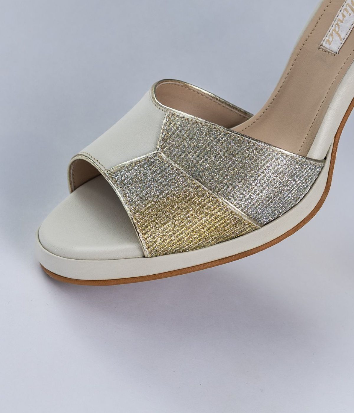 sandalia-marfil-dorado-detalle-glitter
