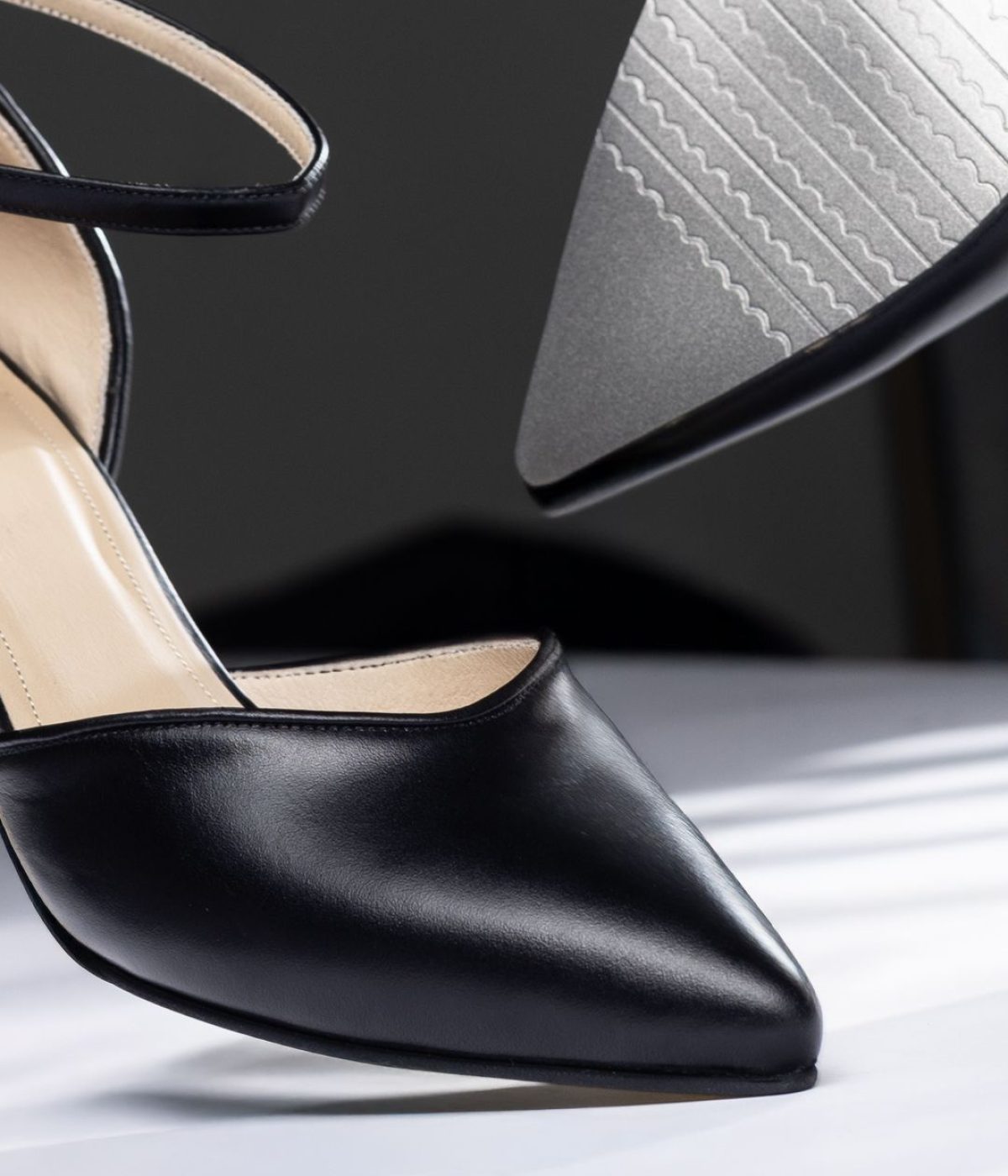 stiletto-negro-liso-detalle-punta