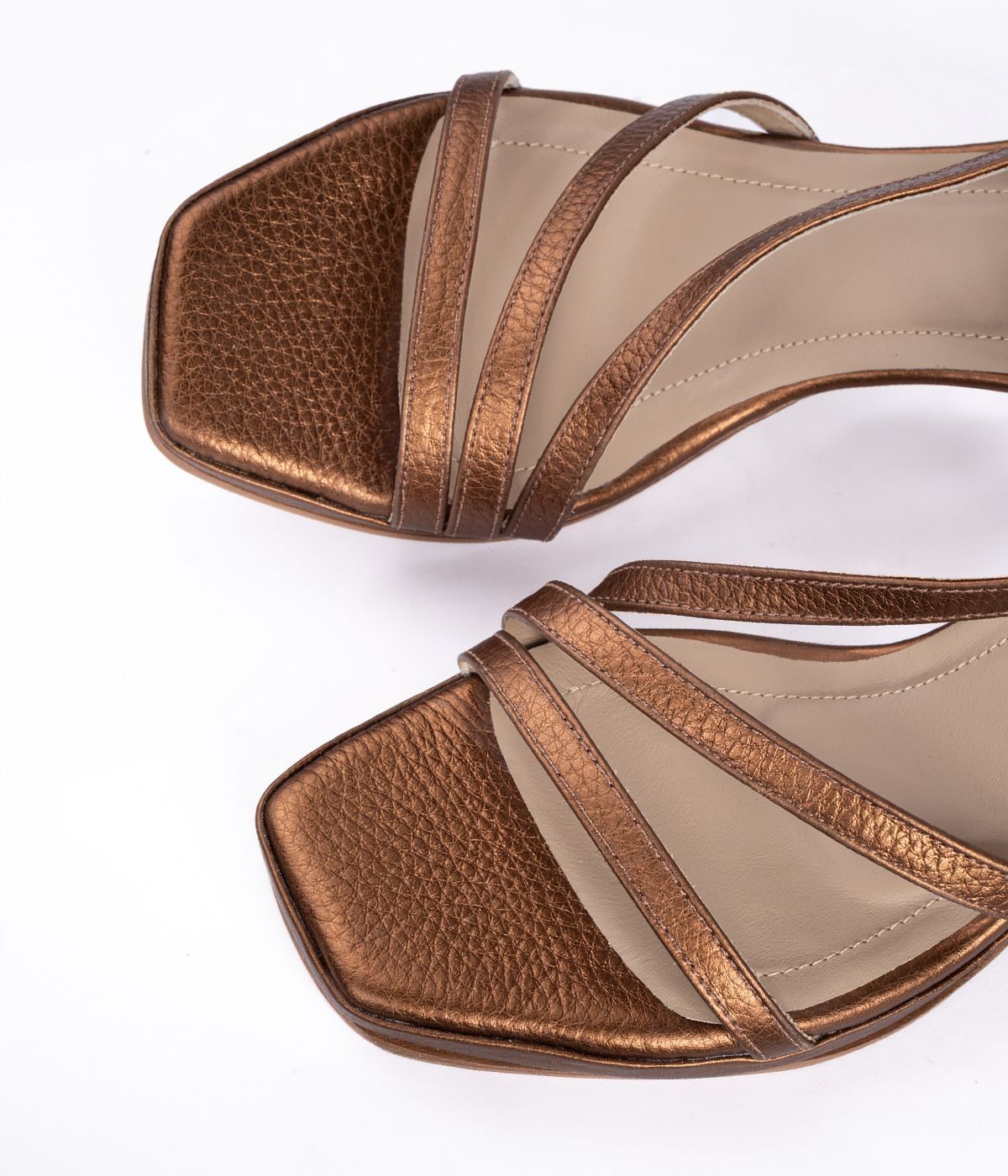 sandalia cuero bronce taco 8fino con plataforma codigo 6042 gs 498000_0007_Relleno generativo 1002